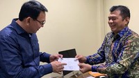 Momen Ahok menyelesaikan administrasi pembebasan. Ahok sebelumnya divonis 2 tahun penjara dalam kasus penodaan agama. Ahok bebas murni setelah mendapatkan remisi 3,5 bulan (Foto: Dok. Instagram @basukibtp)