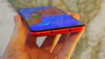 Honor menanamkan Kirin 980 yang punya fabrikasi 7nm pada ponselnya ini. Belum banyak ponsel yang mengusung hal tersebut, baru ada trio iPhone teranyar dan Huawei Mate 20 series. Foto: Pocket Lint