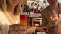 Mampir ke Nobu di Malibu, Sophia sempatkan cicip minuman segar. Apa ya kira-kira? Foto: Instagram hutchins_sophia