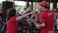 Hingga saat ini terpantau sudah ada banyak Ahoker yang berdatangan ke lokasi, rata-rata mengenakan kemeja kotak-kotak. Selain pendukung Ahok, tokoh-tokoh yang dekat dengan Ahok diundang untuk berpartisipasi.