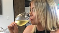 Selain kopi, ia juga hobi menikmati secangkir white wine. Lihat saja nih ekspresinya! Foto: Instagram hutchins_sophia