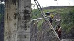 Berani Uji Nyali Kaya Warga Pekalongan Lintasi Jembatan Roboh Ini