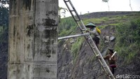 Selain itu ada juga Nurifan, salah seorang warga yang mengaku sering kali harus rela membantu warga yang kesulitan atau was-was naik tangga itu.