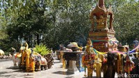 Selain tempat wisata, landmark ini juga tempat ibadah. Terdapat puluhan patung gajah yang disusun melingkar. (Syanti/detikTravel)