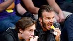 Dekat dengan Sang Ayah, Begini Serunya Kulineran Beckham dengan Anaknya