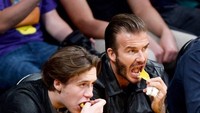 Foto ini menjadi bukti kalau David dan Brooklyn punya hubungan yang sangat dekat. Seru ya! Foto: Instagram @brooklynbeckham