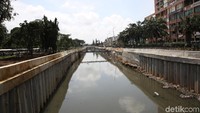 Turap-turap yang dipasang disisi kali pun membuat sungai tertata rapi.
