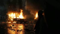Hingga malam hari massa demonstrasi ricuh dengan membakar dua truk Brimob. Agung Pambudhy/detikcom.