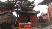 Di Bixia Temple ini juga ada penjual gembok, lonceng, atau kertas doa. (Bonauli/detikTravel)