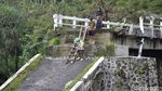 Berani Uji Nyali Kaya Warga Pekalongan Lintasi Jembatan Roboh Ini