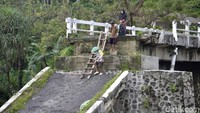 Kalau musim kemarau datang, warga bisa dan berani nyebrang di sungai tersebut. Namun, saat musim penghujan datang, mereka terpaksa harus lebih memilih lewat jembatannya itu.