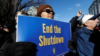 Para pegawai pemerintah meminta government shutdown segera diakhiri. Reuters/George Frey.