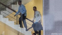 Ruang kerja Menpora pun turut digeledah KPK untuk mengusut kasus dugaan suap hibah ke KONI tersebut.