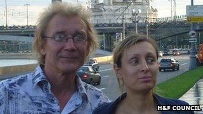 Saat kunjungan ke Rusia pada 2008, Stephen Kellaway dan istrinya mencoba skema berisiko. Istrinya melaporkan Stephen mati, kemudian mereka kembali ke Inggris dan menunjukkan sertifikat kematian suaminya dari Rusia. Dua tahun kemudian, Stephen mengakui bahwa kematiannya telah dipalsukan untuk menghindari penyelidikan terhadap penipuan asuransi yang telah digunakan untuk membayar operasi pembesaran payudara sang istri. The Daily Mail melaporkan bahwa Kellaway terinspirasi oleh kematian palsu John Darwin. Ini adalah teori konspirasi budaya pop paling heboh sepanjang masa. Foto: BBC