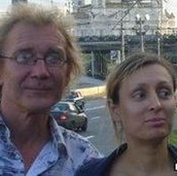 Saat kunjungan ke Rusia pada 2008, Stephen Kellaway dan istrinya mencoba skema berisiko. Istrinya melaporkan Stephen mati, kemudian mereka kembali ke Inggris dan menunjukkan sertifikat kematian suaminya dari Rusia. Dua tahun kemudian, Stephen mengakui bahwa kematiannya telah dipalsukan untuk menghindari penyelidikan terhadap penipuan asuransi yang telah digunakan untuk membayar operasi pembesaran payudara sang istri. The Daily Mail melaporkan bahwa Kellaway terinspirasi oleh kematian palsu John Darwin. Ini adalah teori konspirasi budaya pop paling heboh sepanjang masa. Foto: BBC