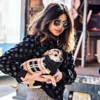 Selain jaket jutaan rupiah, ada selimut keluaran Burberry. Istri Nick Jonas ini membungkus Diana dengan selimut tersebut saat membawanya keluar rumah di udara dingin. Foto: Instagram