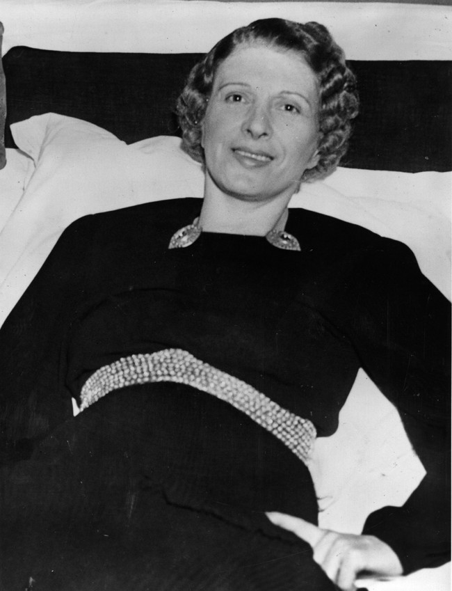 Pada 18 Mei 1926, penginjil kelahiran Kanada, Aimee Semple McPherson dilaporkan menghilang saat berenang di pantai Los Angeles. Salah satu anggota tim yang mencarinya meninggal dunia, dan seorang pengikut pemimpin agama karismatik yang berduka menenggelamkan dirinya dalam keputusasaan. Lima minggu berlalu, McPheson muncul di Meksiko. Ia mengaku melarikan diri dari seorang penculik. Kisah penculikan ini kemudian diselidiki sebagai penipuan. Namun, tetap tidak terselesaikan hingga kematian McPherson yang sesungguhnya pada 1944. Foto: Getty Images