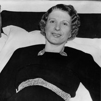 Pada 18 Mei 1926, penginjil kelahiran Kanada, Aimee Semple McPherson dilaporkan menghilang saat berenang di pantai Los Angeles. Salah satu anggota tim yang mencarinya meninggal dunia, dan seorang pengikut pemimpin agama karismatik yang berduka menenggelamkan dirinya dalam keputusasaan. Lima minggu berlalu, McPheson muncul di Meksiko. Ia mengaku melarikan diri dari seorang penculik. Kisah penculikan ini kemudian diselidiki sebagai penipuan. Namun, tetap tidak terselesaikan hingga kematian McPherson yang sesungguhnya pada 1944. Foto: Getty Images