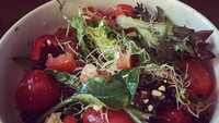Salad yang dinikmati Angga ini kelihatannya enak ya. Pepaduan tomat ceri, sayur hingga paprika. Enak dan sehat.  Foto: Instagram@anggapuradiredja