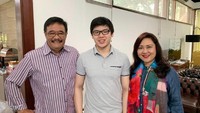 Kalau ini, saat Djarot dan sang istri berfoto dengan anak sulung Ahok, Nicholas Sean, di lokasi yang sama (Foto: Dok. Instagram @happydjarot)