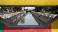 Betonisasi dilakukan guna mencegah banjir di kawasan tersebut.