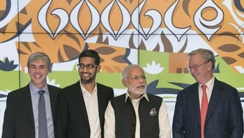 Bersama pendiri Google Larry Page di sebelah kanannya. Kumar Sankaralingam, tetangga keluarganya, mengingat dengan jelas sosok Pichai di masa muda. Dia sangat pemalu tapi suka berpendapat tentang apapun. Aku tak bisa percaya dia menjadi CEO Google. Itu adalah keajaiban bagi dia dan juga bagi kami. Kami sangat bangga padanya, kata dia. Foto: istimewa