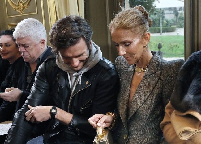 Keduanya tampak bercengkerama, mengobrol, sambil sesekali saling melemparkan senyum. Celine Dion memang diketahui cukup dekat dengan pria yang pernah menjadi penari latar dalam salah satu konser tur dunianya itu. Foto: Reuters