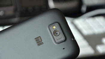 Logo MI Tampak jelas di bagian belakang. Foto: Engadget
