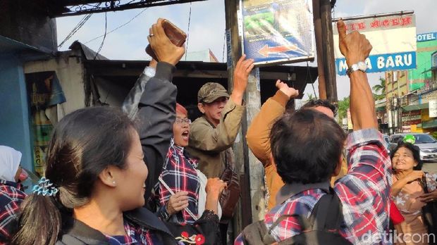 Pendukung Tunggu Ahok Sambil Bernyanyi di Depan Mako Brimob