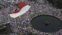 Bahkan bendera Merah Putih raksasa ikut diarak di tengah lautan pendemo kala itu yang dinamakan aksi 411. Rachman Haryanto/detikcom.