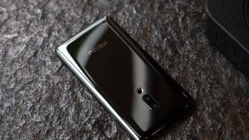 Untuk pengisian daya dilakukan secara wireless, yang dijanjikan cukup cepat karena wireless chargingnya punya daya maksimal 18 watt melalui teknologi Super mCharger Wireless. Jauh lebih tinggi dari wireless charger Apple yang hanya 7,5 watt serta bikinan Samsung yang hanya 9 watt. Foto: Meizu