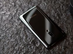 Potret Ponsel Pertama Sejagat Tanpa Tombol dan Lubang