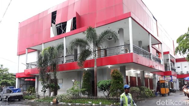 Atap seng Pasar Ir Sukarno Sukoharjo rusak