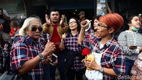 Tidak jauh dari gerbang Mako Brimob tampak pula 10 pendukung Ahok bernyanyi dan beryell yell sambil menunggu Ahok.