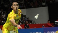 Jonatan berusaha mengembalikan shuttlecock saat melawan Shi Yuqi.