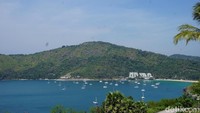 Dari atas sini, traveler bisa melihat hamparan pemandangan Pantai Naihan, dan juga terdapat puluhan yacht yang bersandar tak jauh dari pantai. (Syanti/detikTravel)