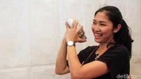 Tahu-tahu Linda hadir di Istora lagi. Bukan lagi sebagai peserta, namun pemilik perunggu Kejuaraan Dunia 2015 itu hadir sebagai barista. Wow, barista cantik ini mah.