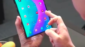 Awalnya, perangkat itu selebar tablet seperti yang tampak dalam foto di atas. Foto: YouTube