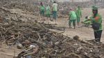 Penampakan dari Udara Sampah yang Menumpuk di Pantai Kuta