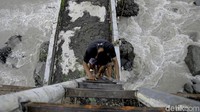 Kendati roboh, jembatan ini masih difungsikan masyarakat setempat. Warga nekat melintasi jembatan Desa Loragung, Kecamatan Kandangserang, Kabupaten Pekalonggan dengan Desa Medayu, kecamatan Watukumpul, Pemalang.