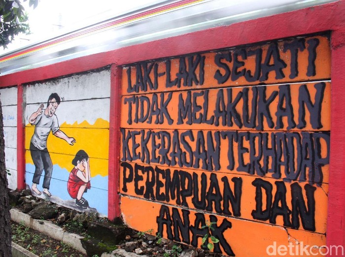 Mural bertema anti kekerasan terhadap anak dan perempuan menghiasi dinding jalanan Bekasi. Mural itu menjadi upaya untuk lebih peduli kepada anak dan perempuan.