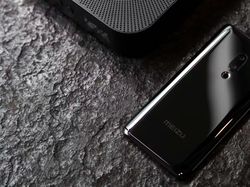 Potret Ponsel Pertama Sejagat Tanpa Tombol dan Lubang