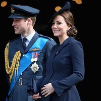 Bukan kali pertama ini saja Kate Middleton memakai busana dari Beulah London. Saat masih hamil anak ketiganya, dia pun pernah mengenakan coat wool berwarna navy dari brand Beulah. Coat tersebut dipakainya ketika menemani Pangeran William mengunjungi Gereja Katedral St. Paul, London. Foto: Getty Images