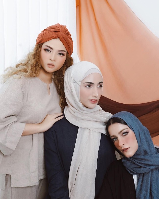 Seakan tak ingin tampil biasa-biasa saja, sejumlah hijabers mencoba gaya baru dengan memasangkan jepit rambut di hijabnya. Jepit yang dipilih pun cukup bervariasi Foto: Melody Madeas