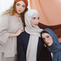 Seakan tak ingin tampil biasa-biasa saja, sejumlah hijabers mencoba gaya baru dengan memasangkan jepit rambut di hijabnya. Jepit yang dipilih pun cukup bervariasi Foto: Melody Madeas