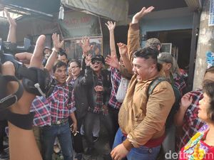 Pendukung Tunggu Ahok Sambil Bernyanyi di Depan Mako Brimob