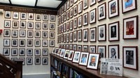 The Explorers Club memiliki 3.500 anggota, tersebar di 32 titik global. Kini, keanggotaannya sebagian besar diisi oleh ahli kelautan, lepidopterologis, primatologis dan konservasionis. Kamu yang berjiwa petualang pasti tertarik bukan dan per kunjungan dikenakan biaya USD 25 atau Rp 354 ribu (Mike MacEacheran/BBC Travel)