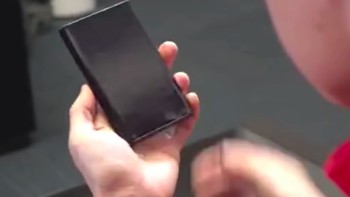 Kondisi ponsel layar lipat Xiaomi ketika dalam keadaan tidak menyala. Foto: YouTube