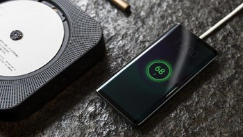 Bahkan Meizu tak malu-malu mengiklankan Zero sebagai ponsel tanpa lubang pertama di dunia. Tentu ada sejumlah penyesuaian yang harus dilakukan Meizu di ponsel dengan layar AMOLED 5,99 inch ini. Foto: Dok. Meizu