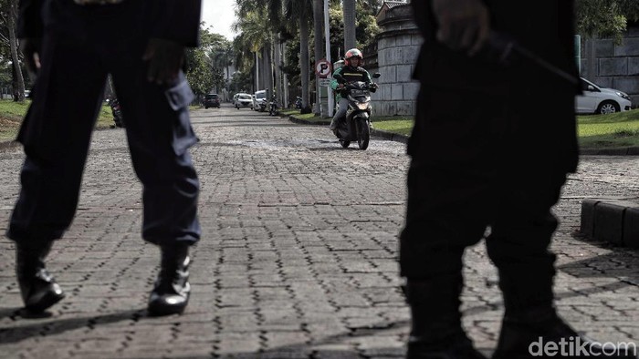 Perumahan Ahok di Pantai Mutiara, Pluit nampak sepi penjagaan polisi. Tak terlihat polisi berjaga di pintu masuk perumahan tersebut.
